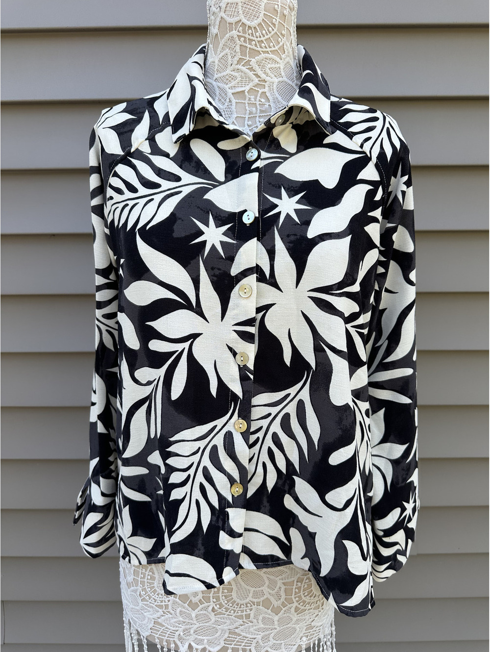 Como Vintage Black and White Floral Button Up Shirt